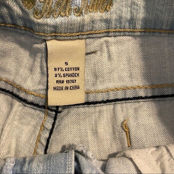 Red Riviet, size 5 short jean shorts, light wash - Picture 4 of 10